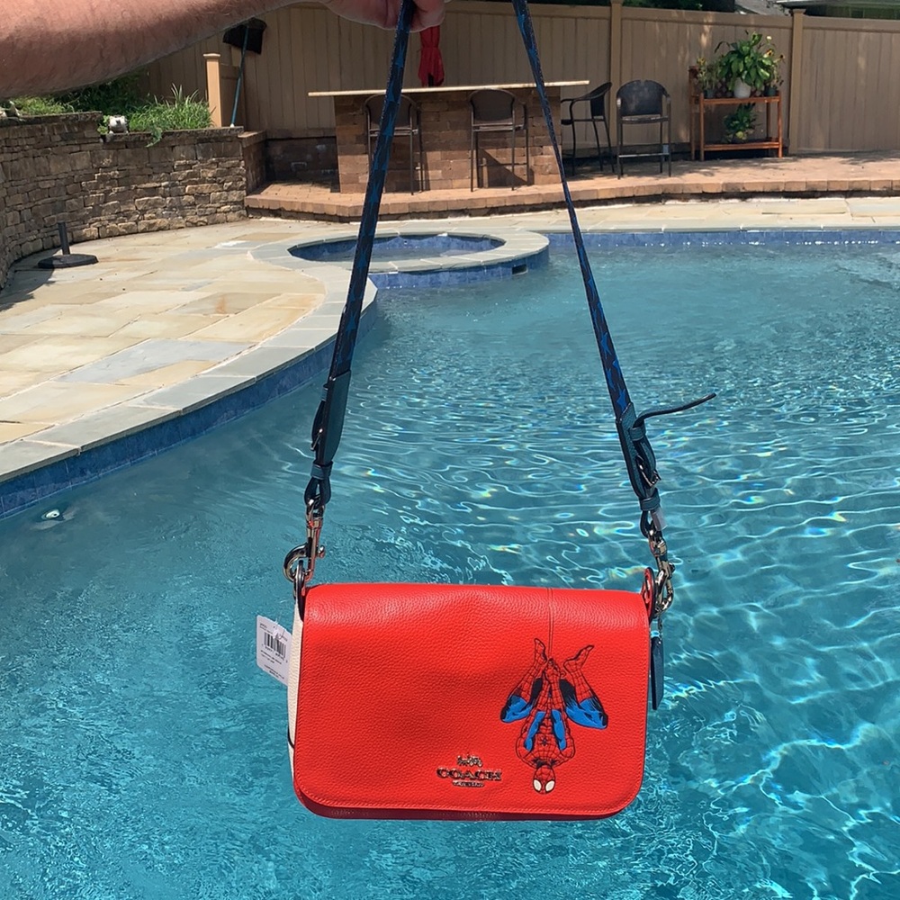 New Coach Marvel Jes Messenger with Spider-Man - Picture 2 of 16